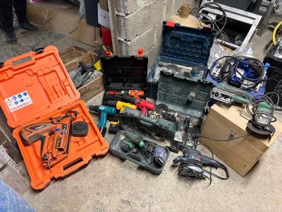 many tools that are sitting on the floor next to each other