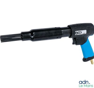 un gros plan d'un pistolet à air comprimé bleu et noir sur fond blanc