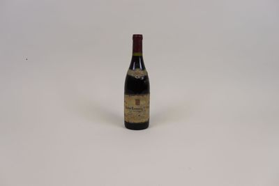 une bouteille de vin posée sur une table