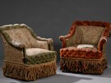 paire de fauteuils rembourrés ornés de franges et de pompons