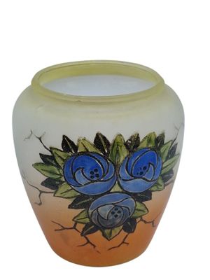 un vase orné de fleurs bleues sur fond blanc
