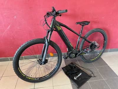 a bike that is sitting on the floor next to a bag