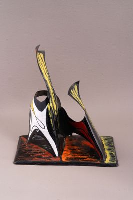 une sculpture représentant une paire de chaussures posée sur un livre