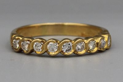 Gros plan sur une bague en or ornée de diamants