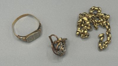 deux bagues, une chaîne et une bague posées sur une table
