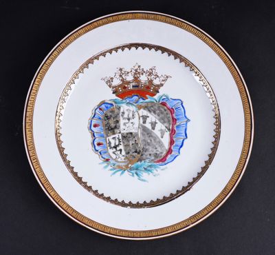 une image représentant une assiette sur laquelle figurent des armoiries et une couronne