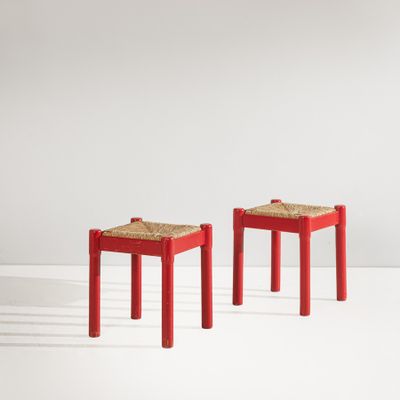 une paire de tabourets rouges avec une assise et des pieds en liège