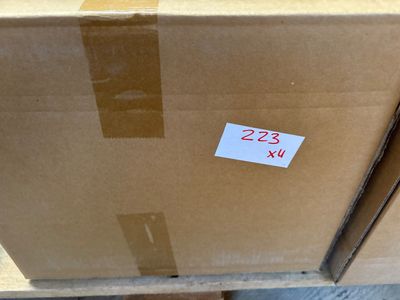une boîte en carton sur laquelle est apposée une étiquette de prix