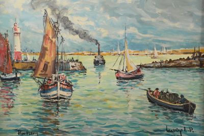 de nombreux bateaux qui se trouvent à l'eau près d'un phare