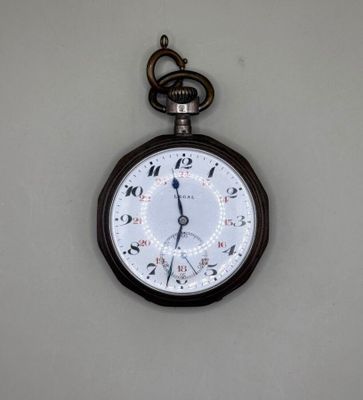 un gros plan d'une horloge accrochée au mur