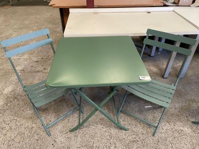 deux chaises et une table posées à même le sol