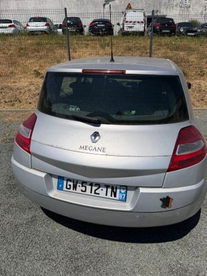 une voiture argentée garée dans un parking