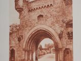 une vieille photo d'un bâtiment en pierre surmonté d'une horloge