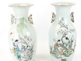 paire de vases chinois ornés d'oiseaux et de fleurs sur fond blanc