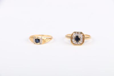 une paire de bagues en or serties de saphirs et de diamants