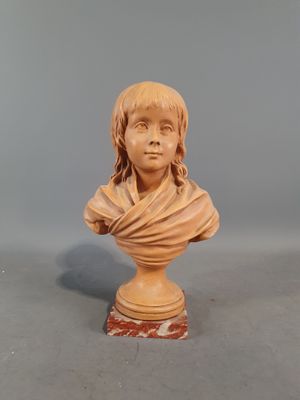 buste en bois sculpté représentant un jeune garçon avec une écharpe autour du cou