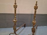 paire de bougeoirs anciens en laiton en forme de bougeoirs