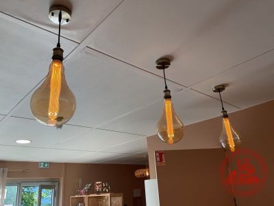 Suite de trois importantes suspensions de style industriel E…