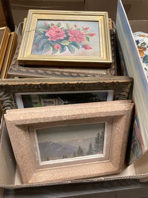 beaucoup de cadres photo dans une boîte posée sur une table