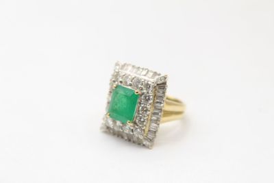 Bague en or jaune avec émeraude rectangulaire - Photo 1