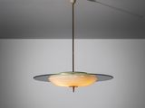 un luminaire suspendu au plafond d'une pièce