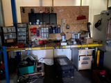 une photo d'un garage avec de nombreux outils posés sur le comptoir