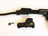 un pistolet posé sur une table
