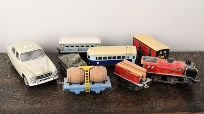 un grand nombre de petites voitures posées sur une table