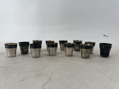 six verres à shot sont alignés en rang sur une table