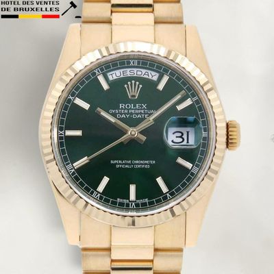 une photo d'une montre Rolex avec un cadran vert et un bracelet en or
