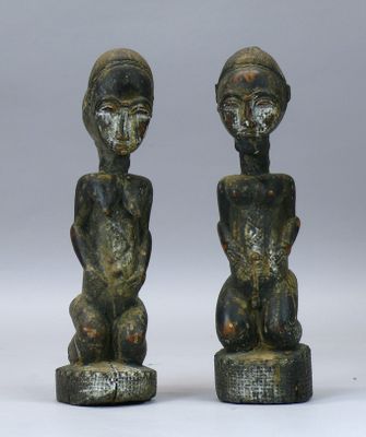une paire de figurines en bois sculpté représentant un homme et une femme