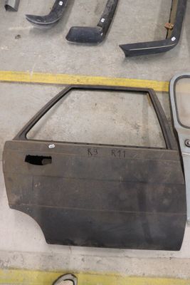 une personne debout à côté d'une voiture dans un garage