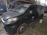 une camionnette garée dans un garage