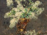 tableau représentant des fleurs blanches dans un vase doré posé sur un tissu rouge