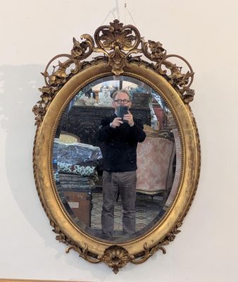 un homme se prenant en photo dans un miroir