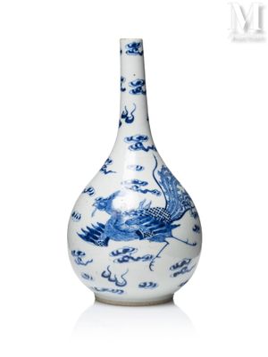 Vase chinois en porcelaine bleue et blanche orné d'un motif de dragon
