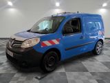 la photo d'une camionnette bleue garée dans un garage