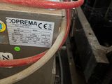 un gros plan d'une chaudière à gaz à laquelle est raccordé un tuyau