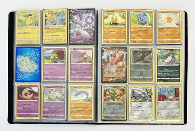 beaucoup de cartes Pokémon posées ensemble sur la table