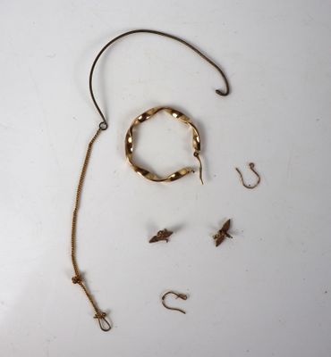 beaucoup d'hameçons et une corde sur la table