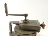 une petite machine posée sur une surface blanche