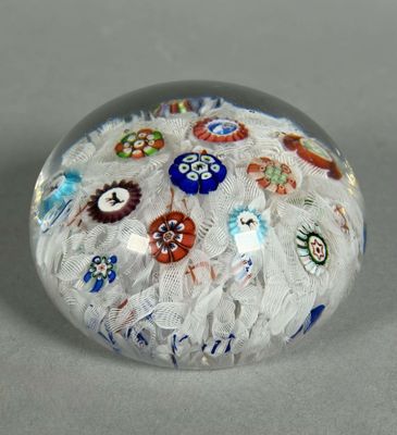 une boule de verre contenant un bouquet de fleurs