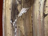 gros plan d'un objet métallique sur lequel se trouve un oiseau