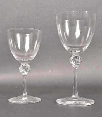 deux verres à vin vides posés l'un à côté de l'autre sur une table