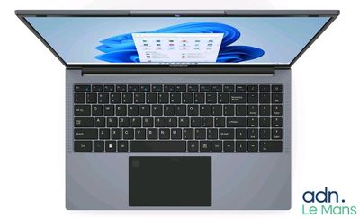 une image représentant un ordinateur portable sur lequel sont posés un clavier et une souris