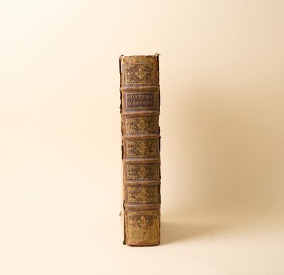 une grande pile de livres posée sur une table