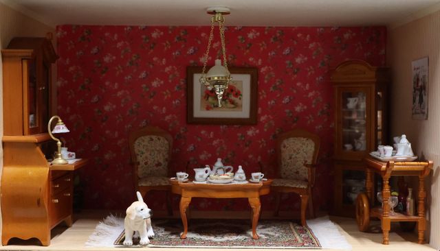 Diorama. Composition miniature, dans une vitrine en bois, vitre e...