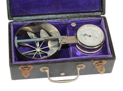 une petite boîte contenant une boussole et une horloge