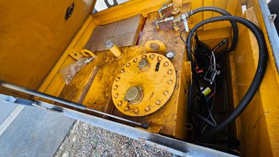 un gros plan d'une machine jaune contenant un tuyau