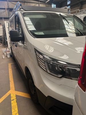 une camionnette blanche garée dans un garage